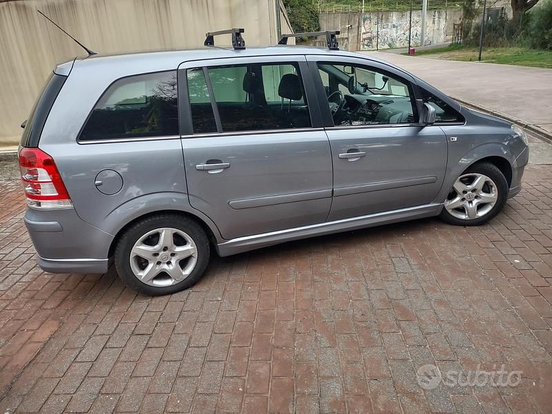 Usata Opel Zafira 110 CV (80 kW) 2011 Grigio Monovolume