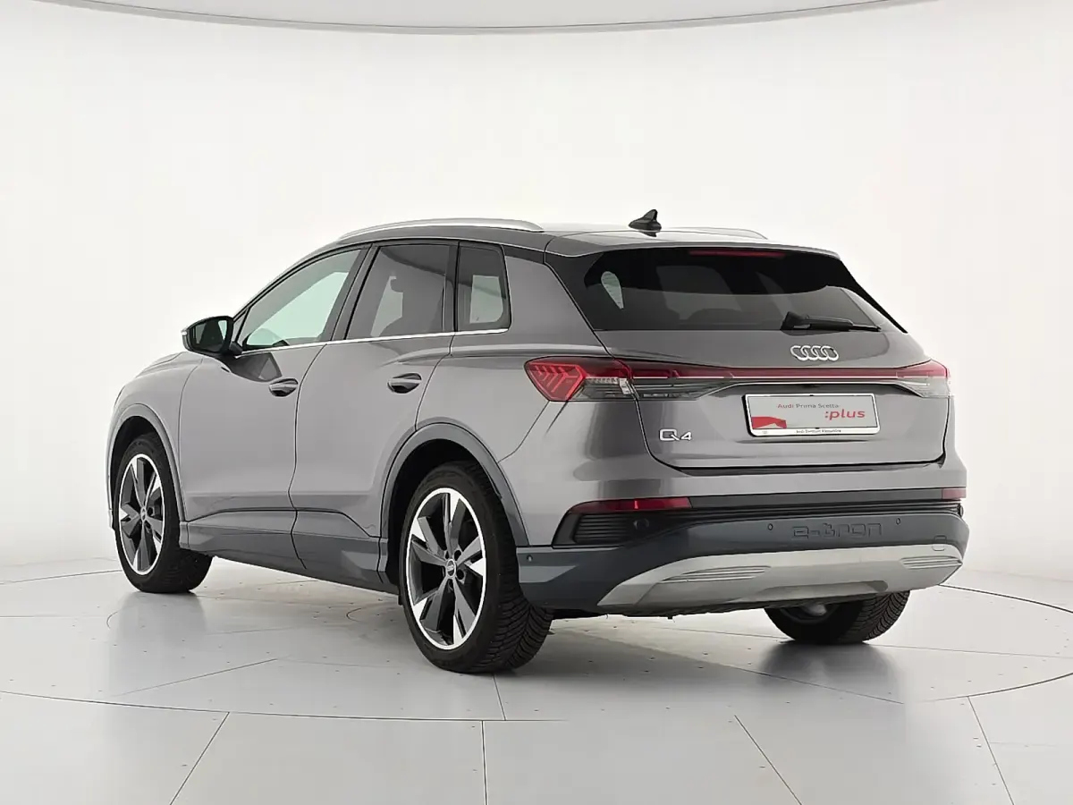 Usado Audi Q4 e-tron Advanced 150 kW (204 CV) 2022 Gris SUV
