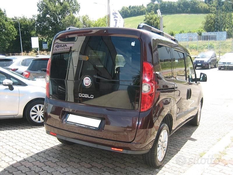 Usata Fiat Doblò Emotion 90 CV (66 kW) 2011 Marrone Monovolume