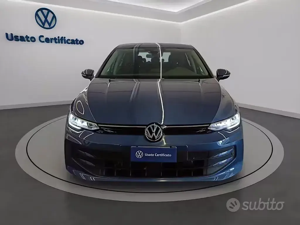 Usata VW Golf VIII Life 116 CV (85 kW) 2024 Anemone blu metalizzato Berlina