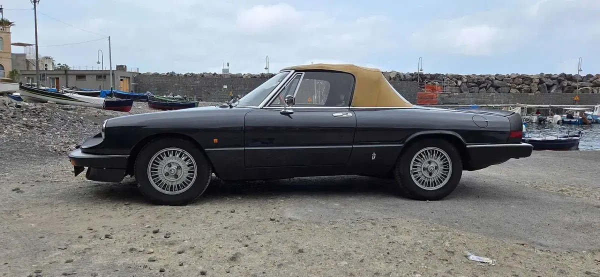 Begagnad Alfa Romeo Spider Veloce 128 HK (94 kW) 1983 Svart Cab