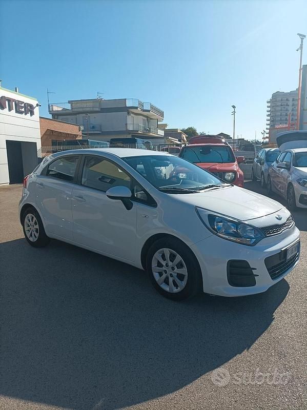 Usata Kia Rio City 86 CV (63 kW) 2015 Bianco Berlina