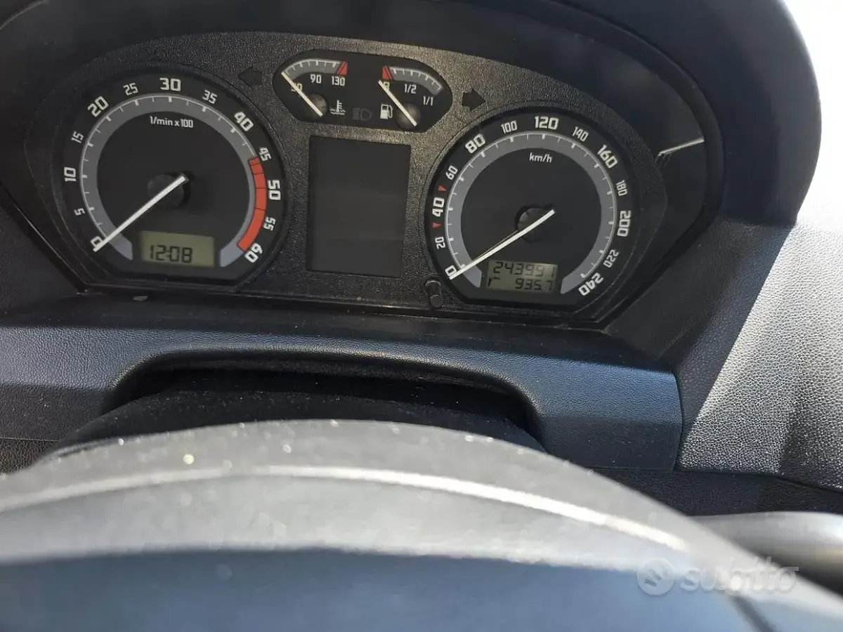 Usata Skoda Fabia Ambiente 75 CV (55 kW) 2005 Blu Berlina