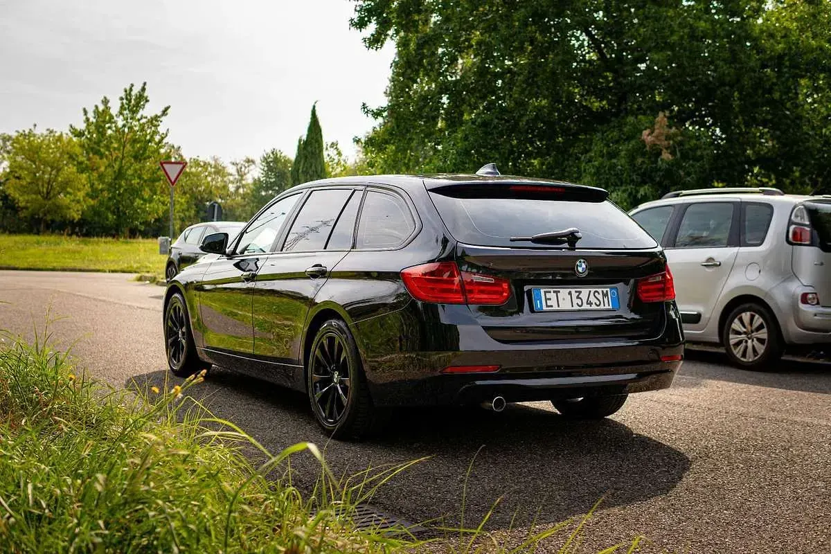 Usata BMW 318 90 CV (66 kW) 2001 Nero Station wagon