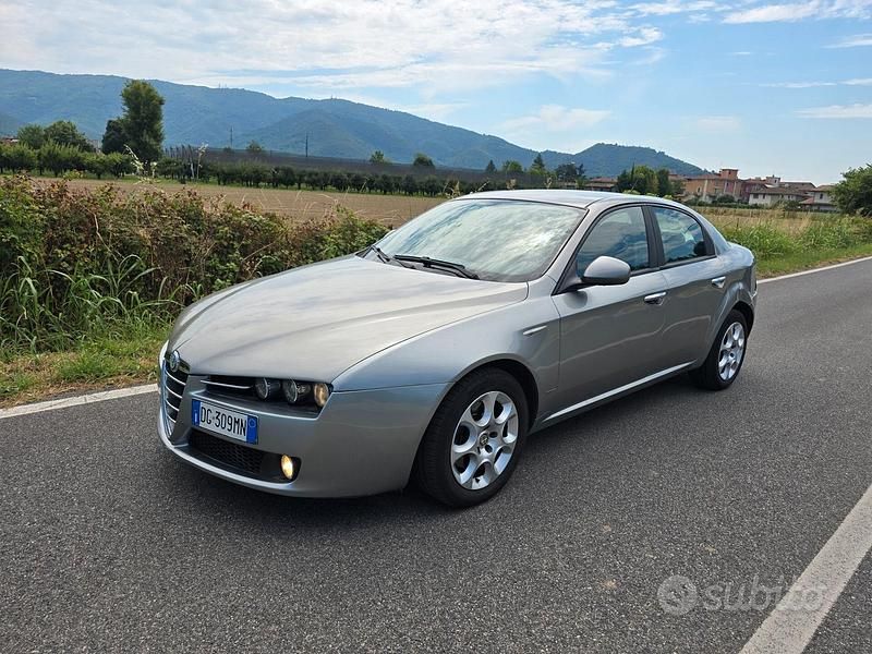 Grigio Usata 2008 Alfa Romeo 159 Distinctive Tre volumi | 1800 € (Ottimo prezzo) - Immagine 1/4