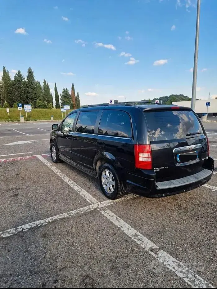Usata Chrysler Voyager 143 CV (105 kW) 2009 Nero Monovolume