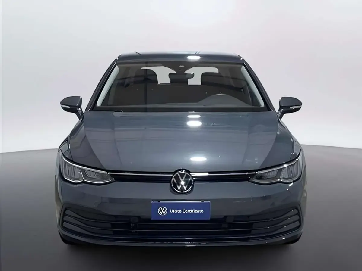 Usata VW Golf VIII Life 110 CV (80 kW) 2021 Dolphin grey metallizzato Berlina