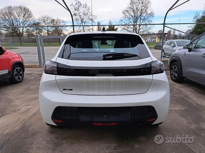 Usata Peugeot 208 Active 101 CV (74 kW) 2024 Bianco Utilitaria