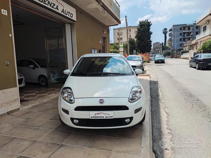 Usata Fiat Punto Lounge 78 CV (57 kW) 2016 Bianco Utilitaria