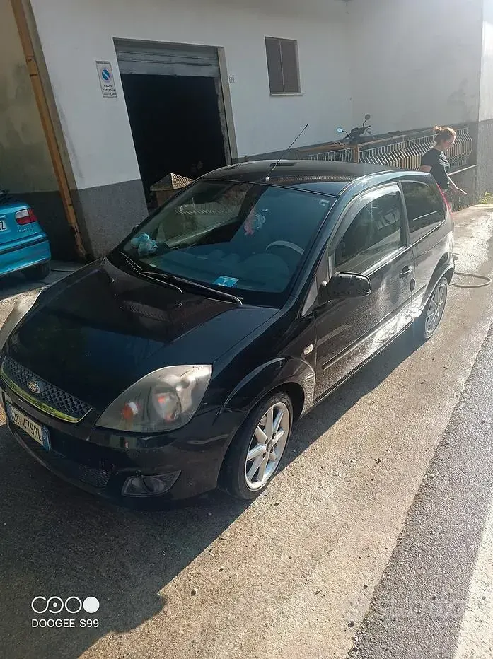Usata Ford Fiesta 68 CV (50 kW) 2007 Nero Utilitaria