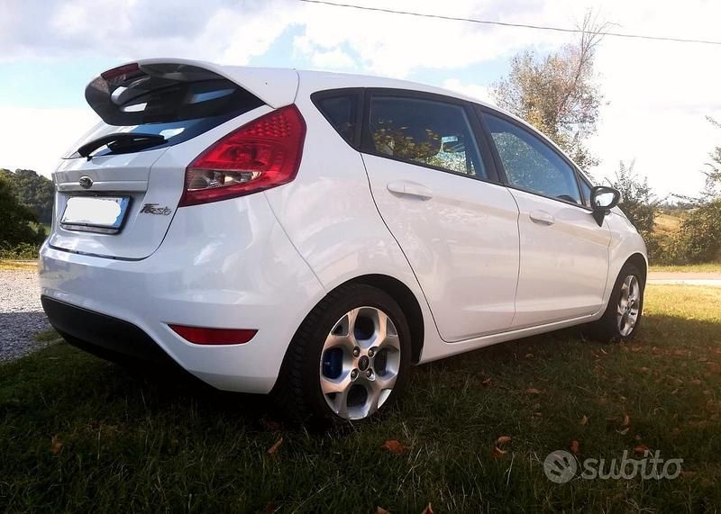 Usata Ford Fiesta Business Edition 70 CV (51 kW) 2012 Bianco Utilitaria