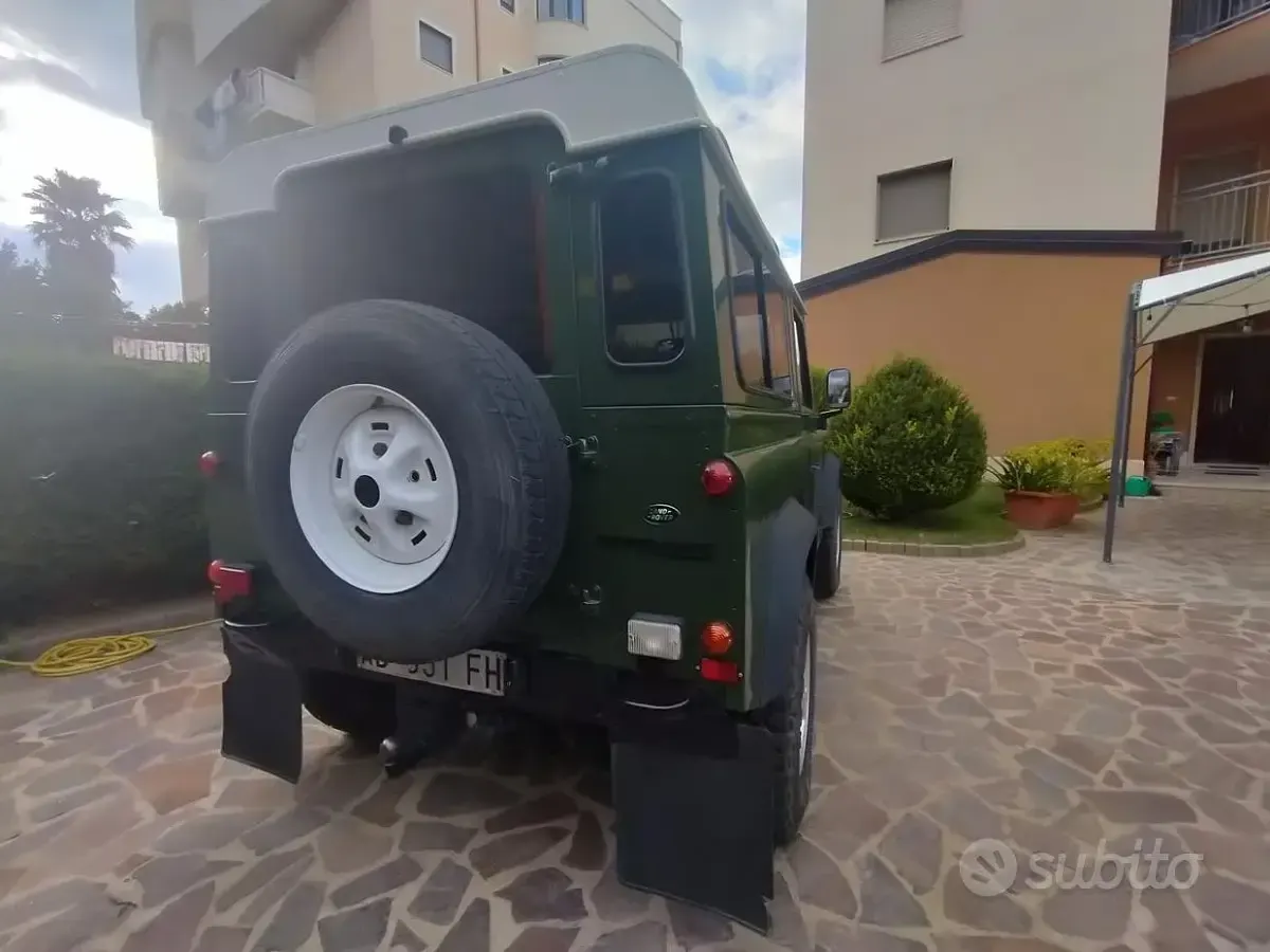 Usata Land Rover Defender 68 CV (50 kW) 1994 Verde SUV