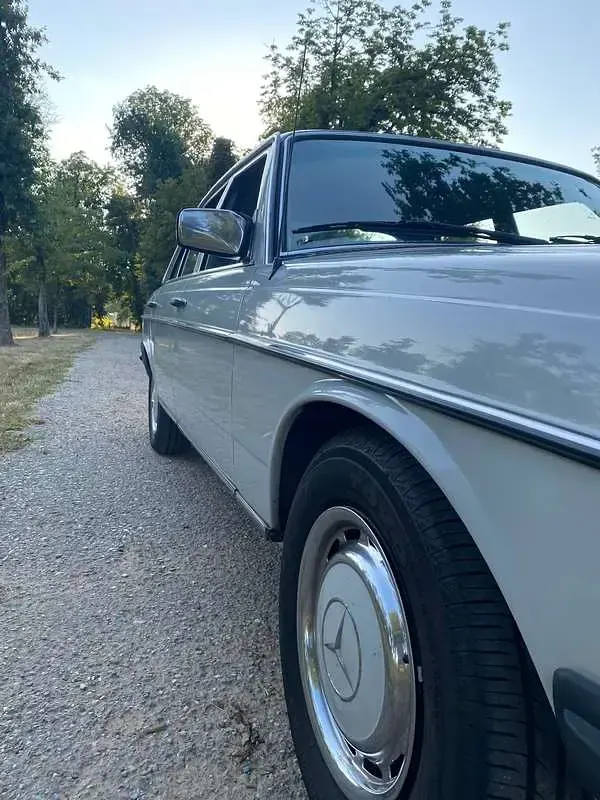 Usata Mercedes 200 109 CV (80 kW) 1978 Bianco Berlina