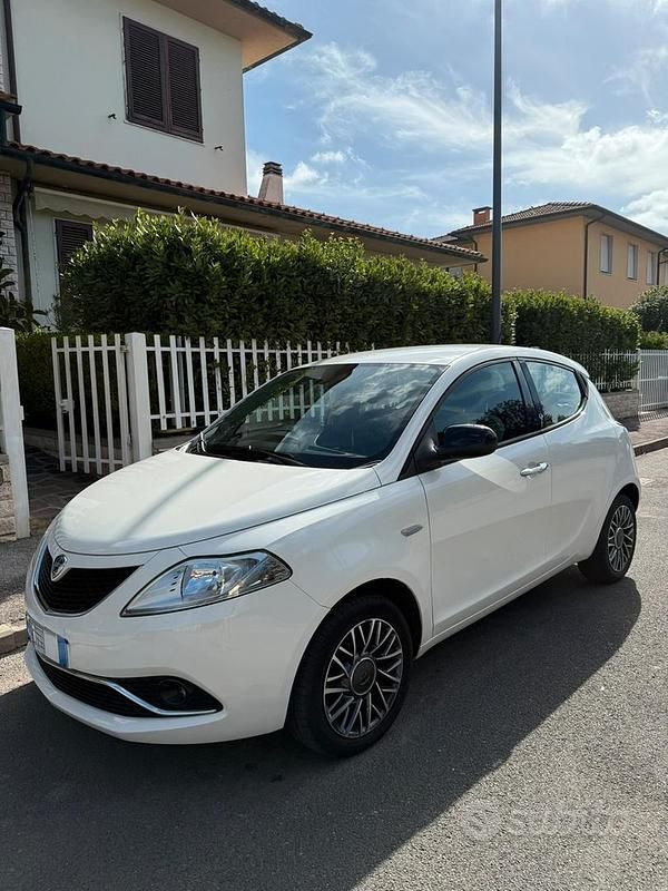 Usata Lancia Ypsilon 80 CV (58 kW) 2016 Bianco Utilitaria