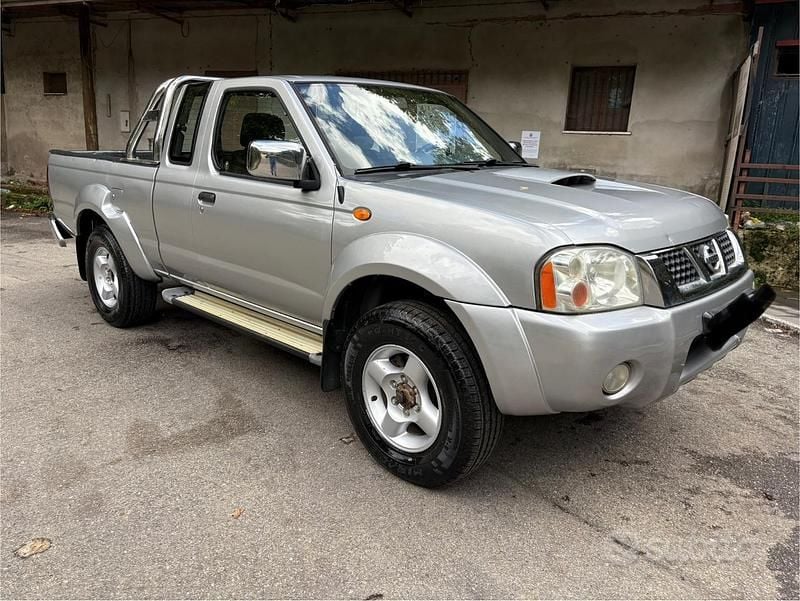 Argento Usata 2004 Nissan Navara Pick-up | 8800 € (Buon prezzo) - Immagine 1/4