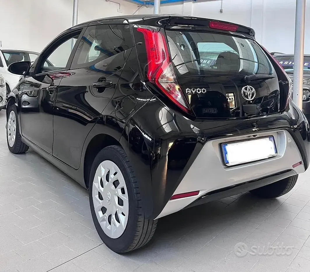 Usata Toyota Aygo Business Edition 69 CV (50 kW) 2018 Nero Utilitaria