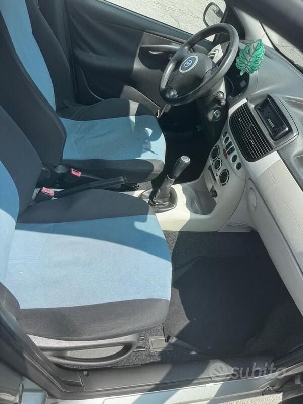 Usata Fiat Punto 69 CV (50 kW) 2005 Utilitaria