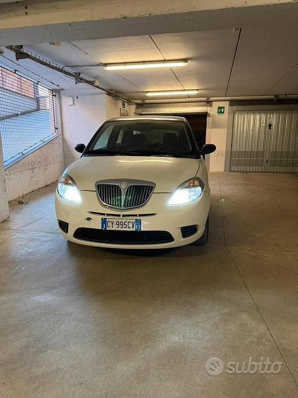 Usata Lancia Ypsilon 70 CV (51 kW) 2003 Bianco Utilitaria