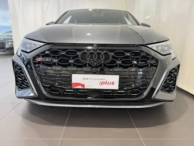 Käytetty Audi RS3 Sportback Ambiente 400 HP (294 kW) 2023 Harmaa Viistoperä