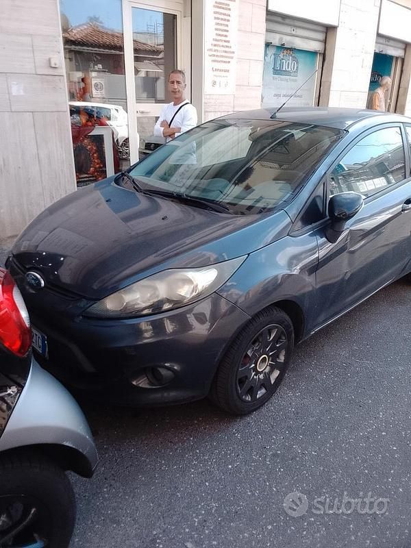 Usata Ford Fiesta 73 CV (53 kW) 2009 Grigio Utilitaria
