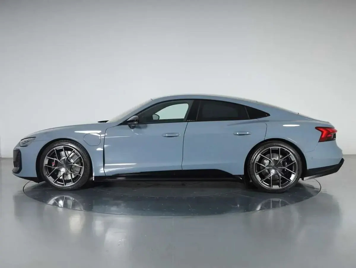 Nuova Audi e-tron GT quattro Performance 680 kW (925 CV) 2026 Grigio kemora metallizzato Berlina