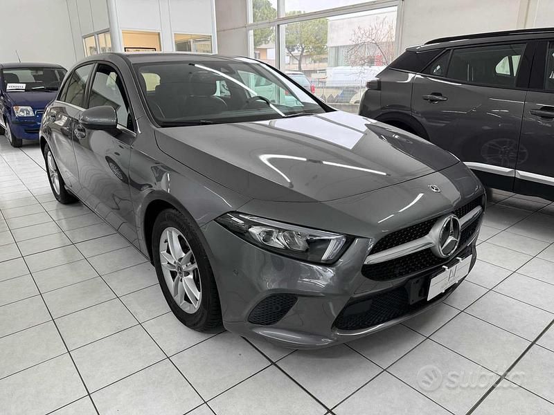 Grigio scuro Usata 2019 Mercedes A180 Business Tre volumi | 23.400 € (Buon prezzo) - Immagine 1/4