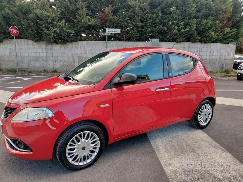 Usata Lancia Ypsilon 69 CV (50 kW) 2016 Rosso Utilitaria