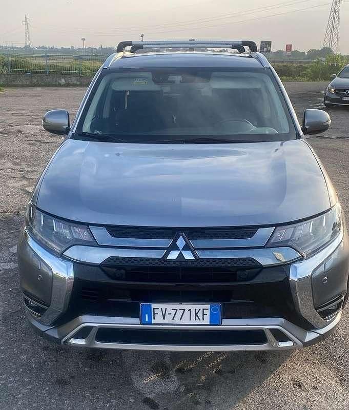 Usata Mitsubishi Outlander P-HEV Instyle 135 CV (99 kW) 2019 Grigio SUV