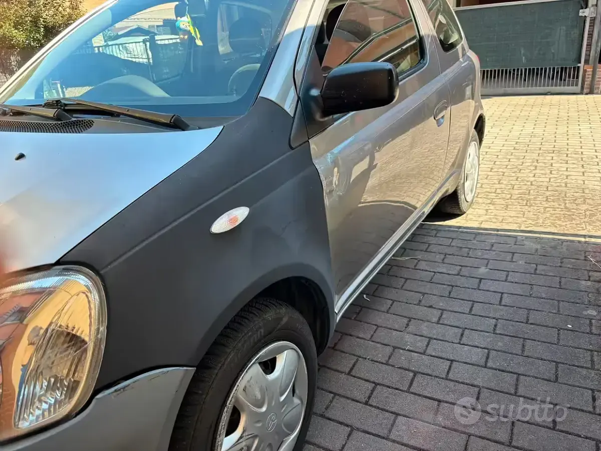 Usata Toyota Yaris 65 CV (47 kW) 2004 Grigio Berlina