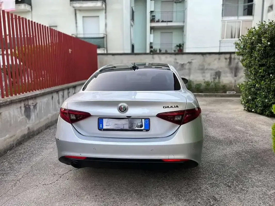 Usata Alfa Romeo Giulia Tech Edition 160 CV (117 kW) 2018 Argento Berlina
