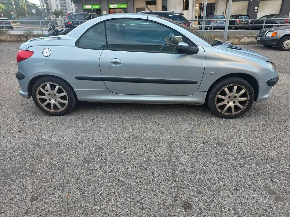 Usata Peugeot 206 CC 109 CV (80 kW) 2001 Grigio Cabrio