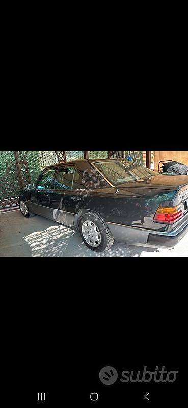 Usata Mercedes E200 136 CV (100 kW) 1993 Nero Berlina