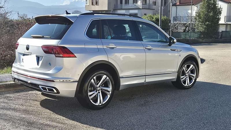 Usata VW Tiguan R-line 150 CV (110 kW) 2023 Argento SUV