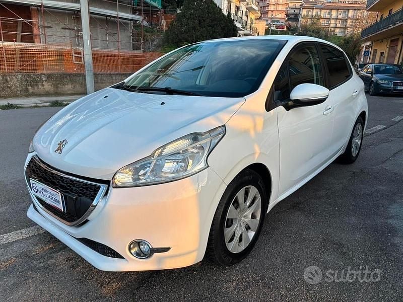 Bianco Usata 2013 Peugeot 208 Business-Line Due volumi | 6900 € (Buon prezzo) - Immagine 1/4
