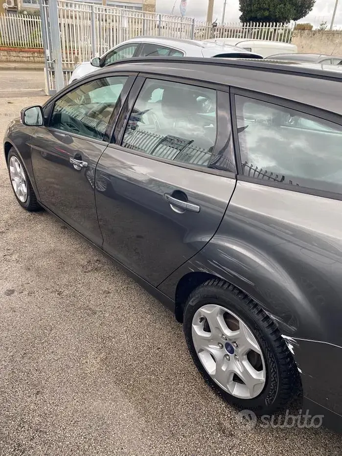 Gebraucht Ford Focus 95 PS (69 kW) 2018 Grau Kombi