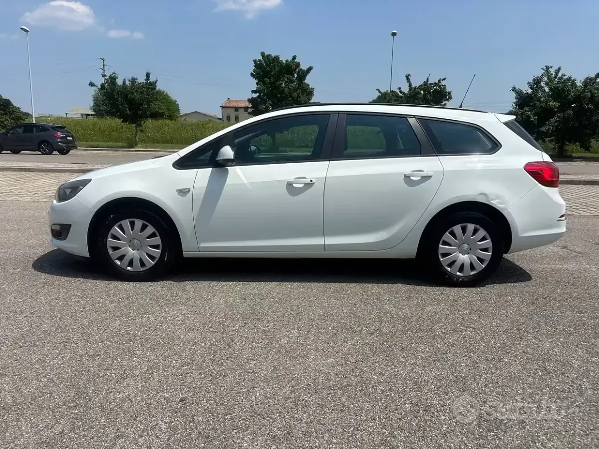 Usata Opel Astra Cosmo 110 CV (80 kW) 2014 Bianco Station wagon