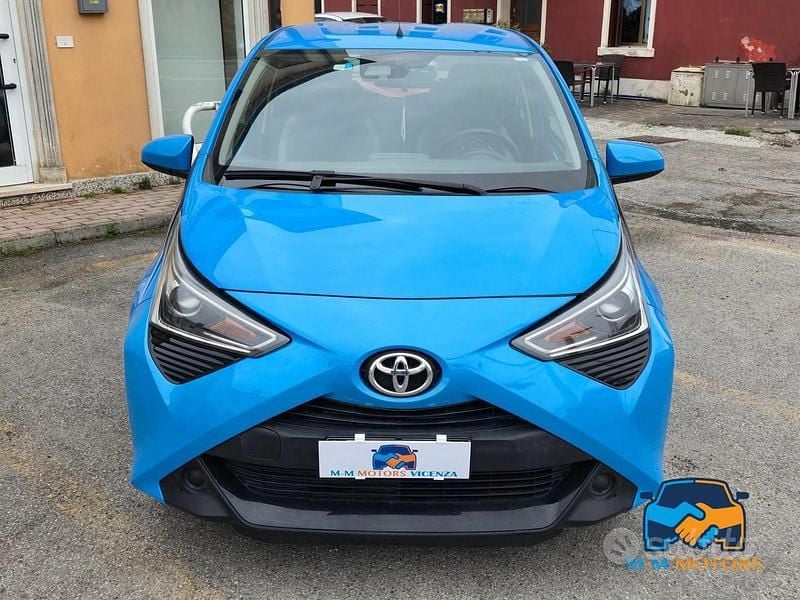 Usata Toyota Aygo 72 CV (52 kW) 2018 Blu Utilitaria