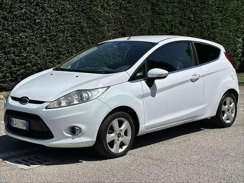 Usata Ford Fiesta Titanium 95 CV (69 kW) 2011 Bianco Berlina