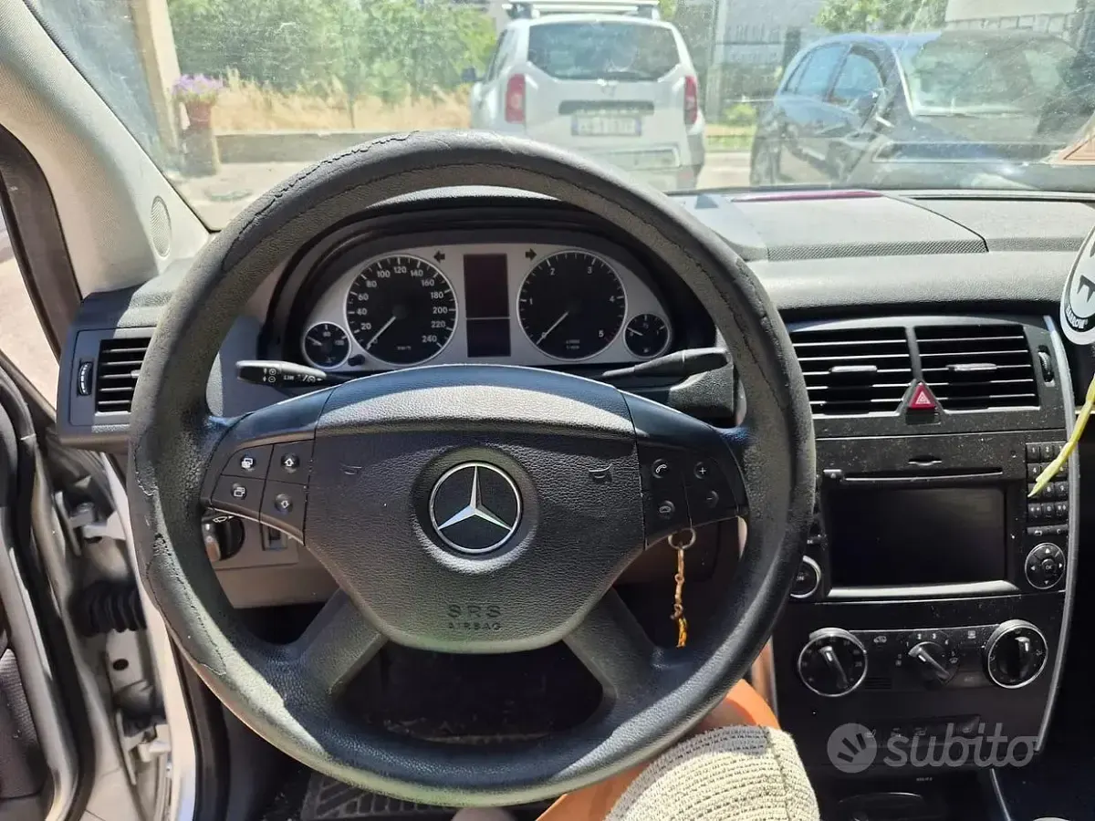 Usata Mercedes B180 109 CV (80 kW) 2011 Grigio Utilitaria