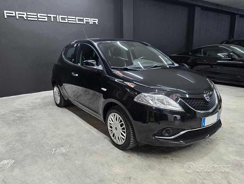 Usata Lancia Ypsilon Silver 69 CV (50 kW) 2017 Nero Utilitaria