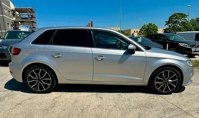 Käytetty Audi A3 Sport 116 HP (85 kW) 2018 Hopea Sedan