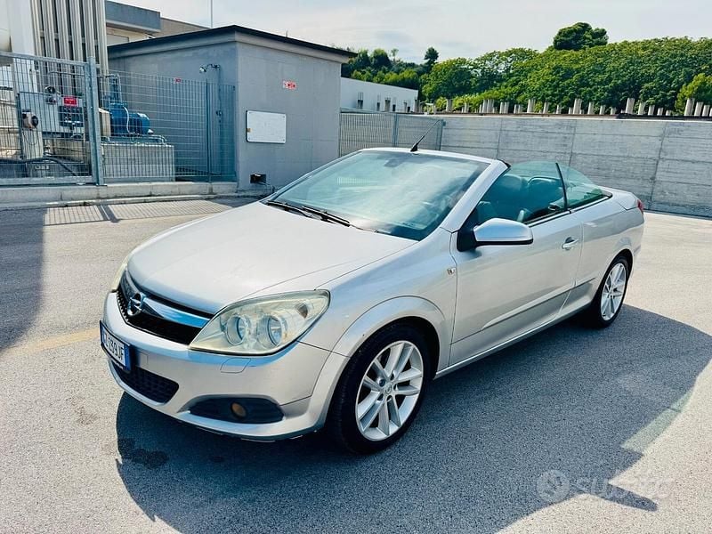Usata Opel Astra Cabriolet Cosmo 150 CV (110 kW) 2007 Grigio Cabrio