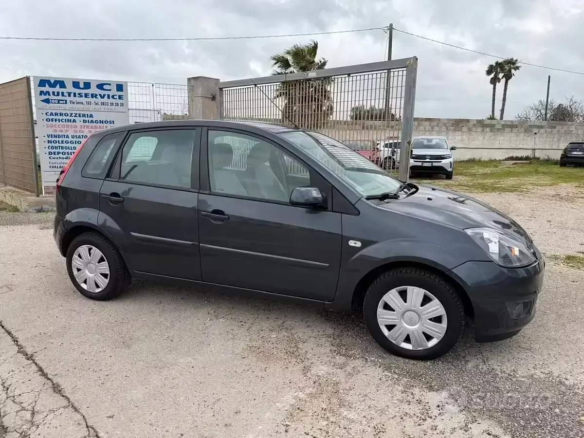 Usata Ford Fiesta 68 CV (50 kW) 2008 Grigio Utilitaria