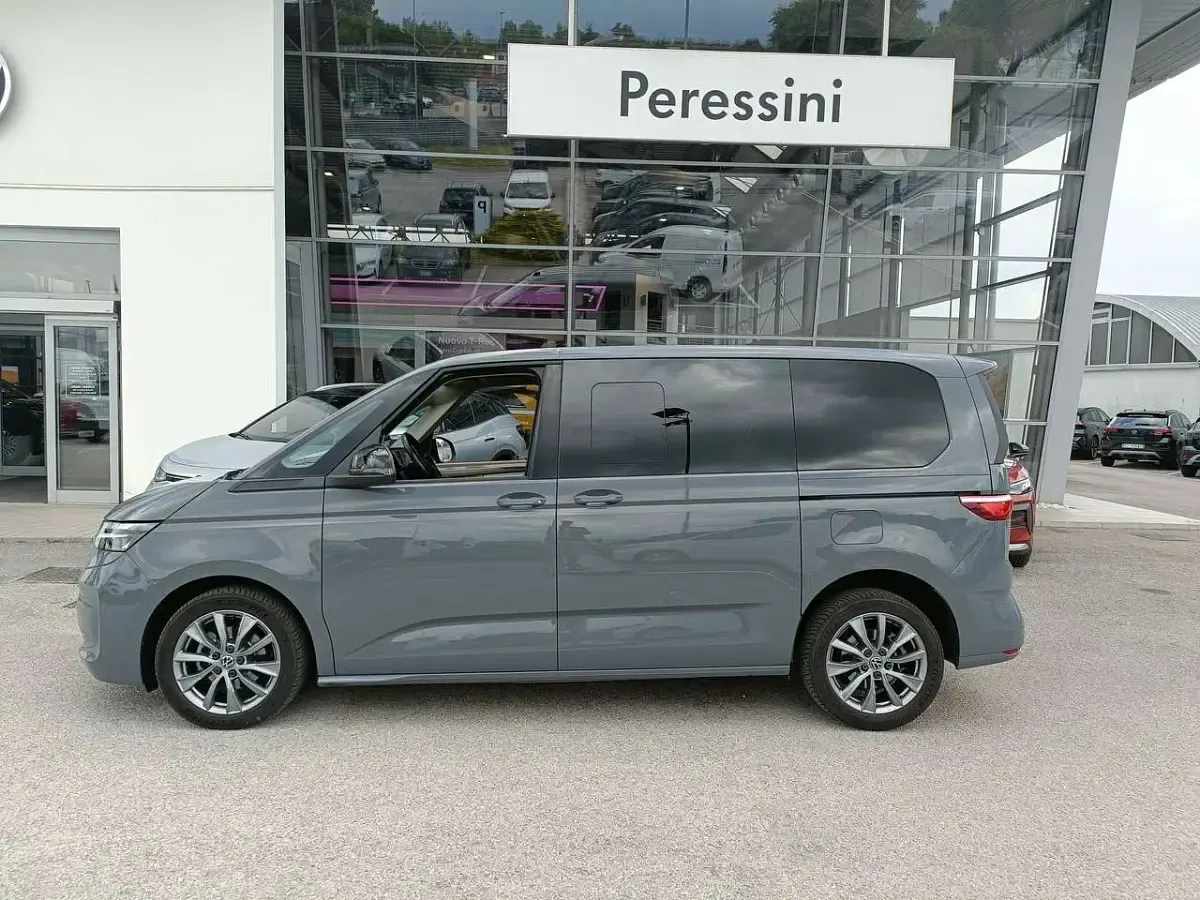 Usata VW Multivan Life 150 CV (110 kW) 2023 Grigio puro Monovolume