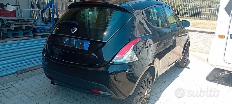 Usata Lancia Ypsilon 60 CV (44 kW) 2013 Nero Utilitaria