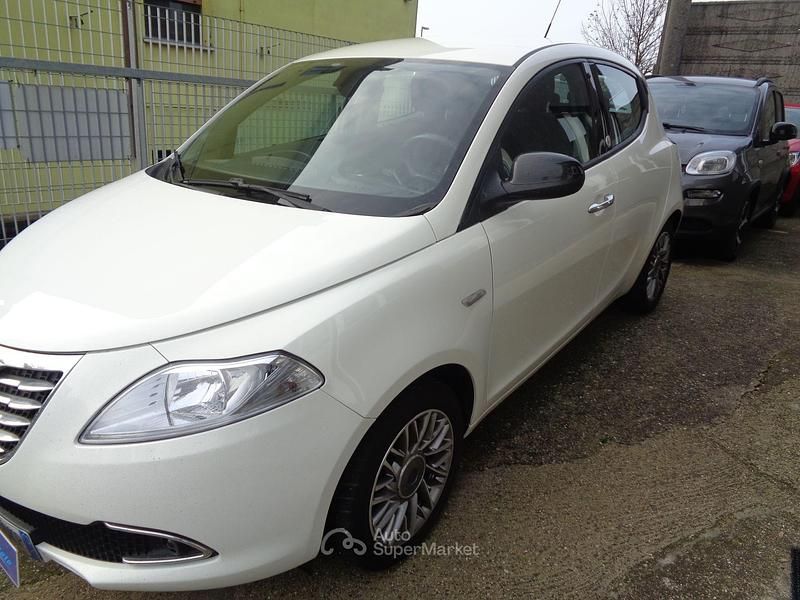 Usata Lancia Ypsilon 69 CV (50 kW) 2012 Bianco Utilitaria