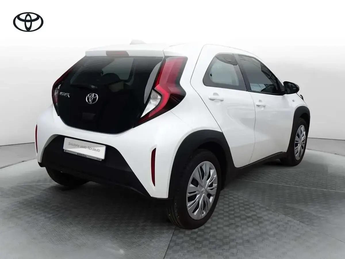 Usata Toyota Aygo X Active 72 CV (52 kW) 2025 Bianco SUV