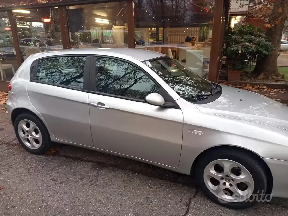 Usata Alfa Romeo 147 105 CV (77 kW) 2007 Grigio Utilitaria