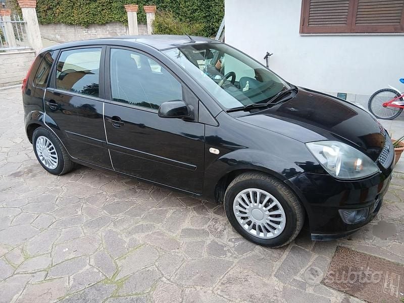 Gebraucht Ford Fiesta 49 PS (36 kW) 2016 Schwarz Limousine