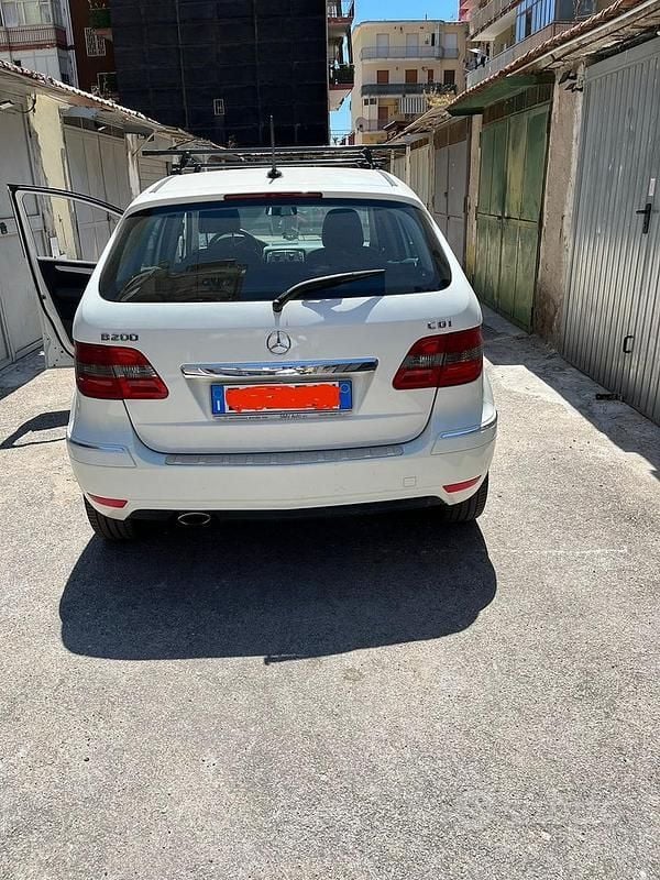 Usata Mercedes 200 140 CV (102 kW) 2011 Bianco Monovolume